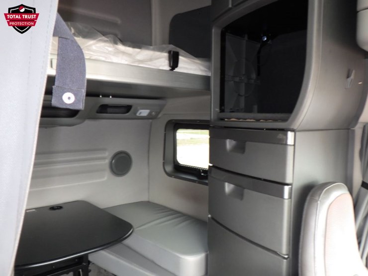 2024-volvo-vnl860-image-5