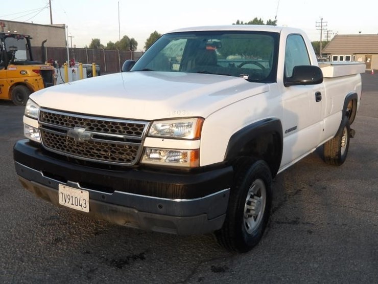 2005-chevrolet-silverado-2500-image-1