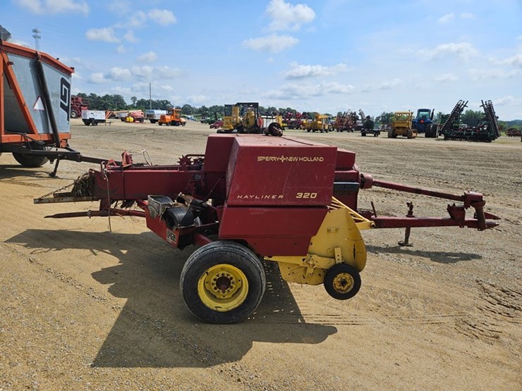 new-holland-320-image-6