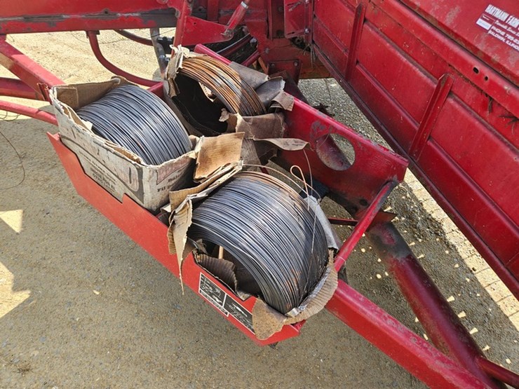 new-holland-320-image-25