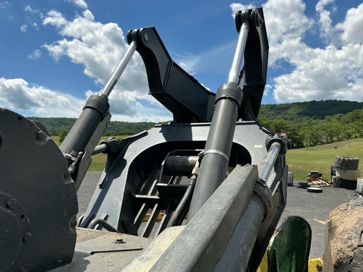 2019-deere-848l-image-48