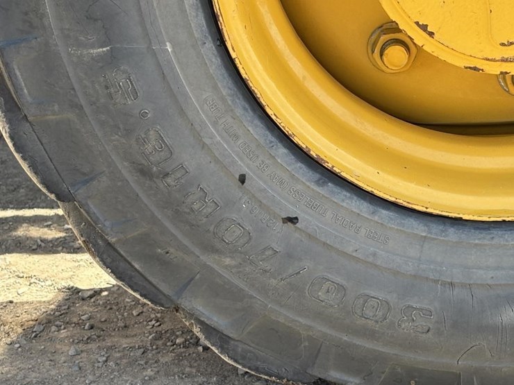 2020-deere-210l-image-33