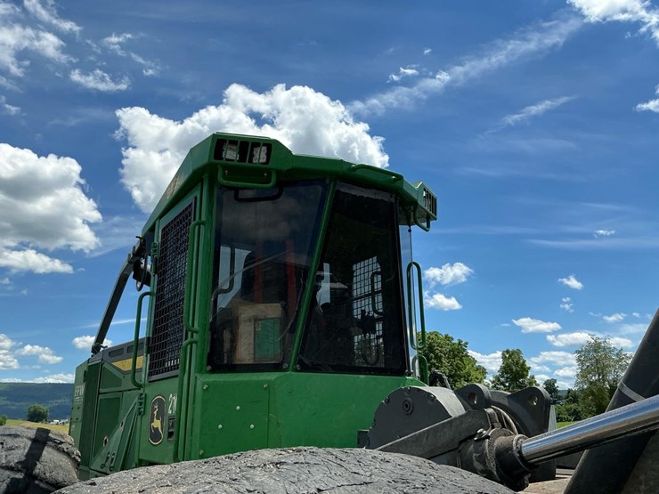 2019-deere-848l-image-35