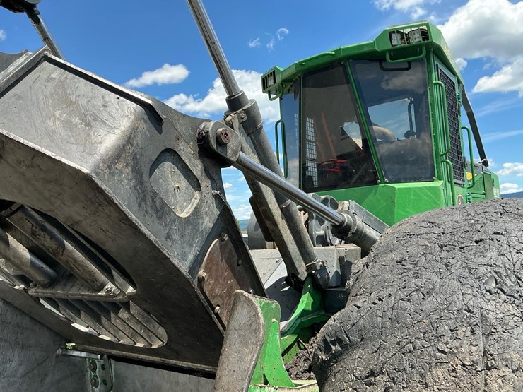 2019-deere-848l-image-63