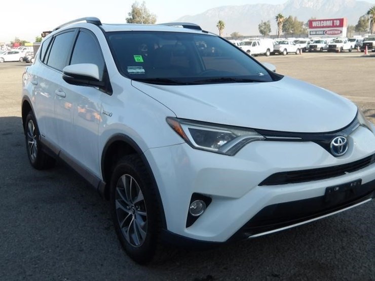 2016-toyota-rav4-image-3