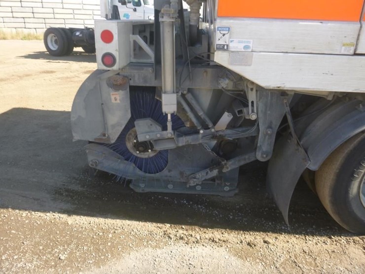 2017-freightliner-m2-street-sweeper-image-10