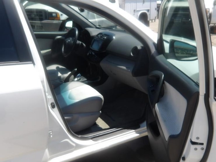 2012-toyota-rav4-image-11
