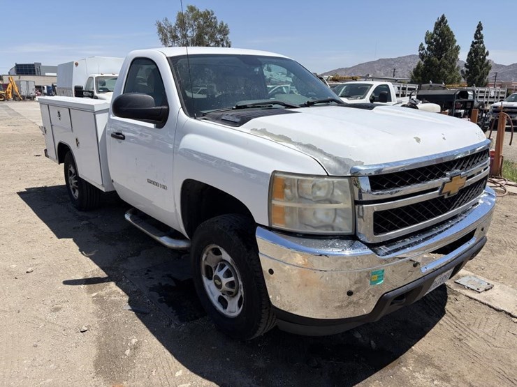 2013-chevrolet-silverado-2500-image-3