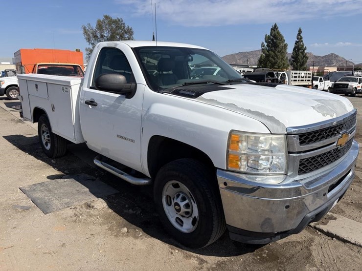 2013-chevrolet-silverado-2500-image-2