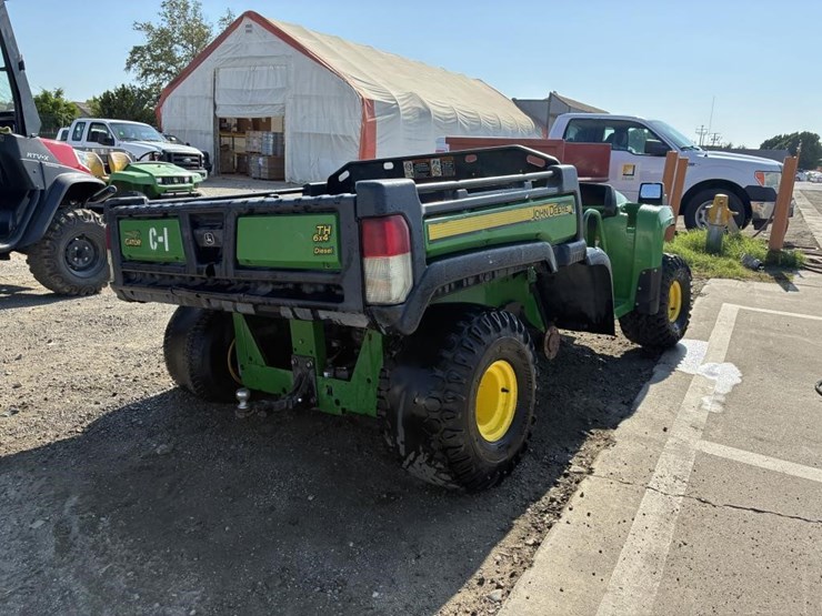 2019-john-deere-gator-image-3