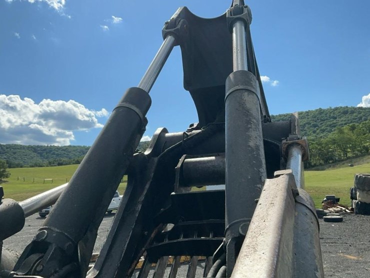 2012-deere-848h-image-57