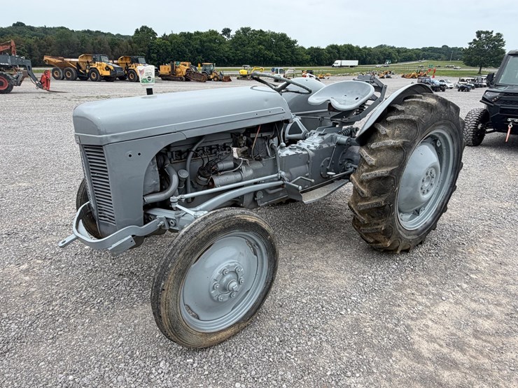 #4-•-1939-henry-ferguson-t020-farm-tractor-image-1