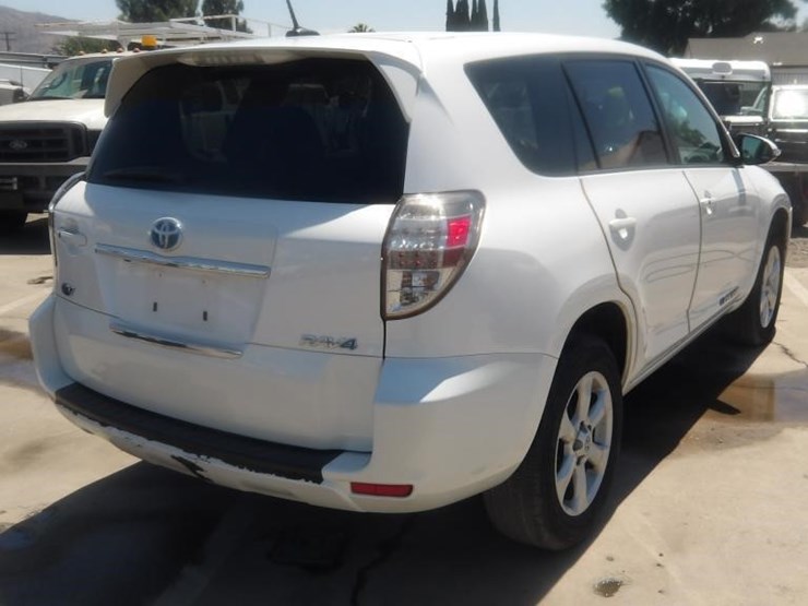 2012-toyota-rav4-image-3