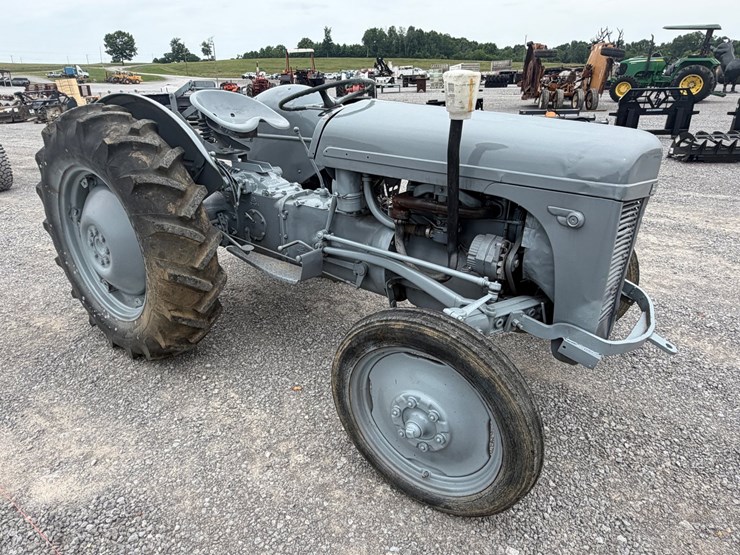 #4-•-1939-henry-ferguson-t020-farm-tractor-image-2