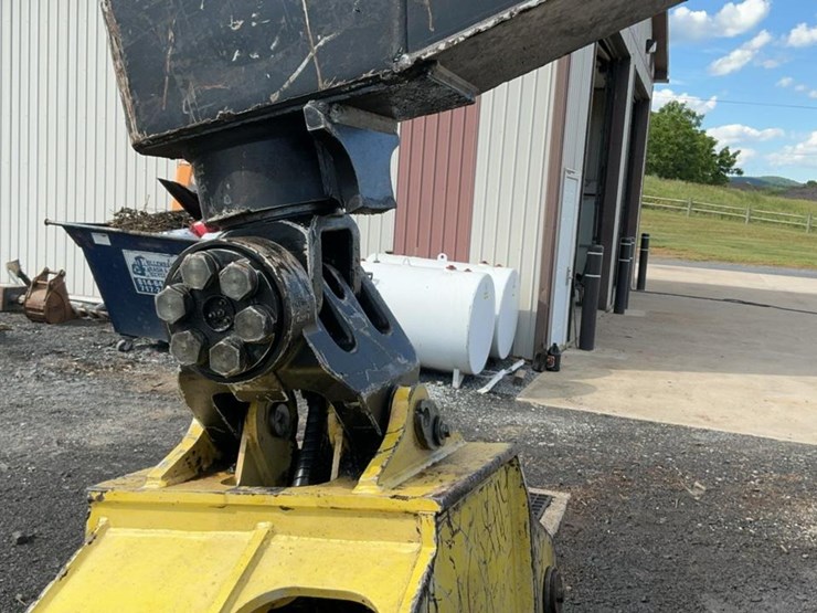 2012-deere-848h-image-74