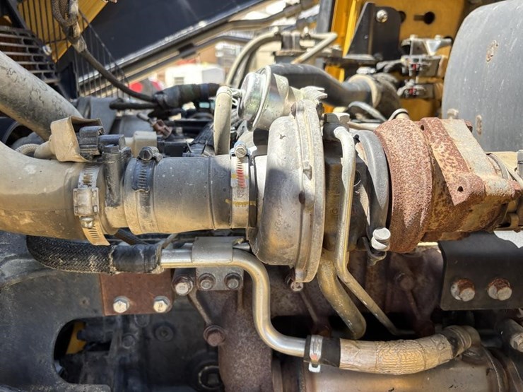 2020-deere-210l-image-71