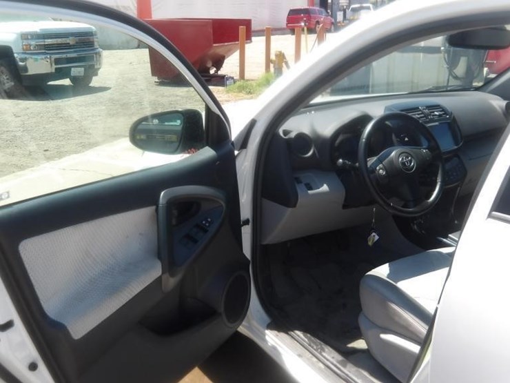 2012-toyota-rav4-image-16