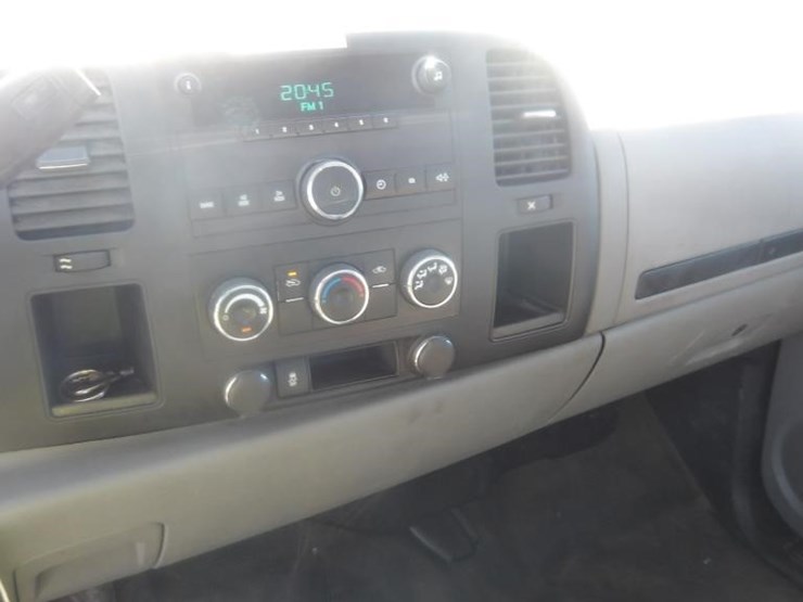 2013-chevrolet-silverado-2500-image-18