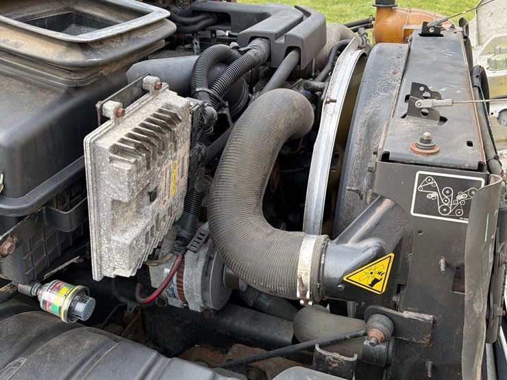 2013-international-4300m7-chipper-truck-image-16