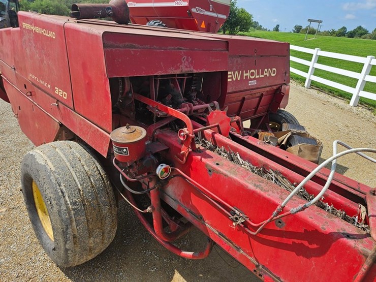 new-holland-320-image-21