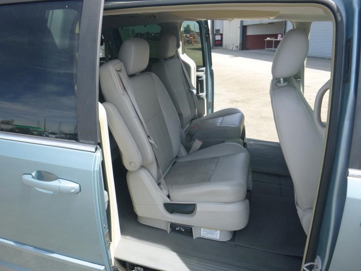 2008-chrysler-town-&-country-image-8