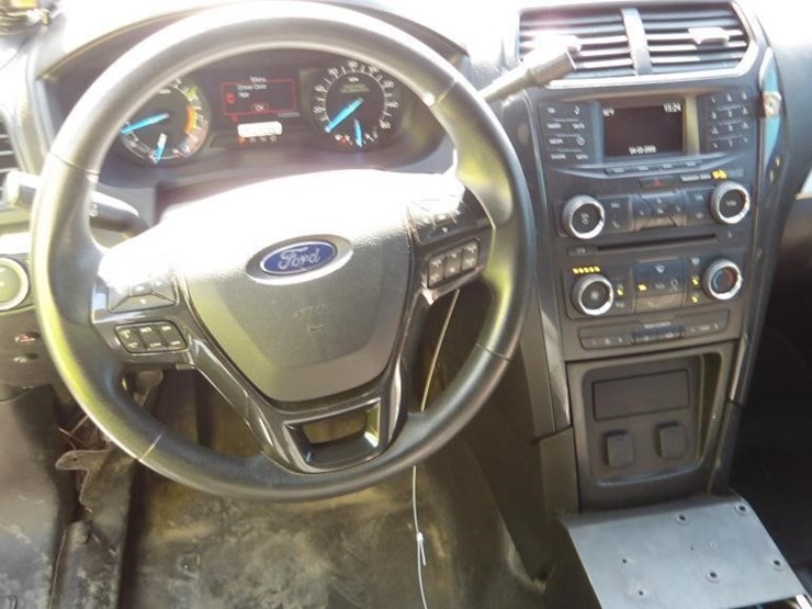 2017-ford-explorer-image-16
