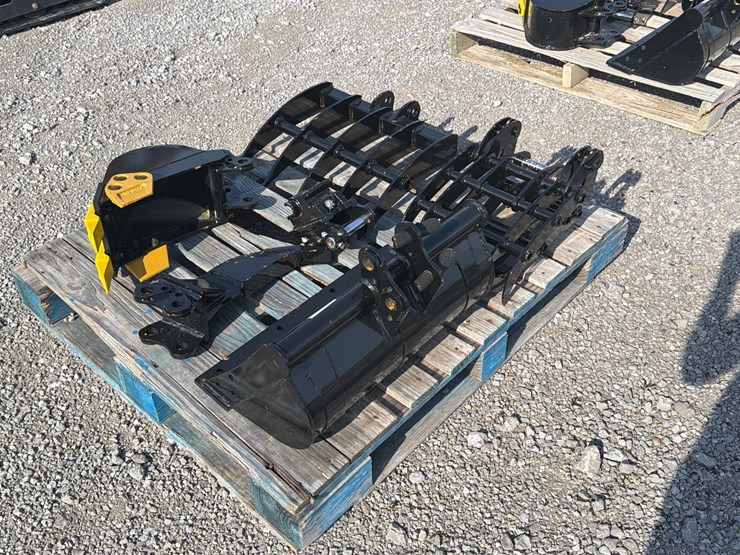 #33-•-lot-of-misc-mini-excavator-attachments-image-3