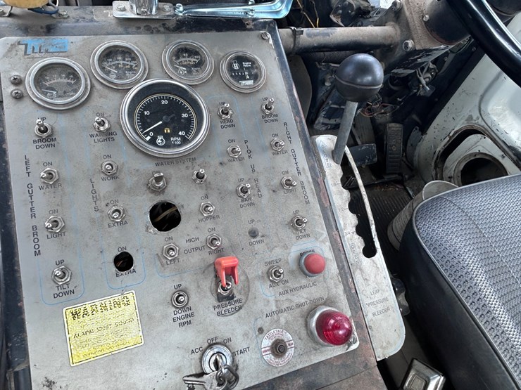 1995-ford-l7000-image-37