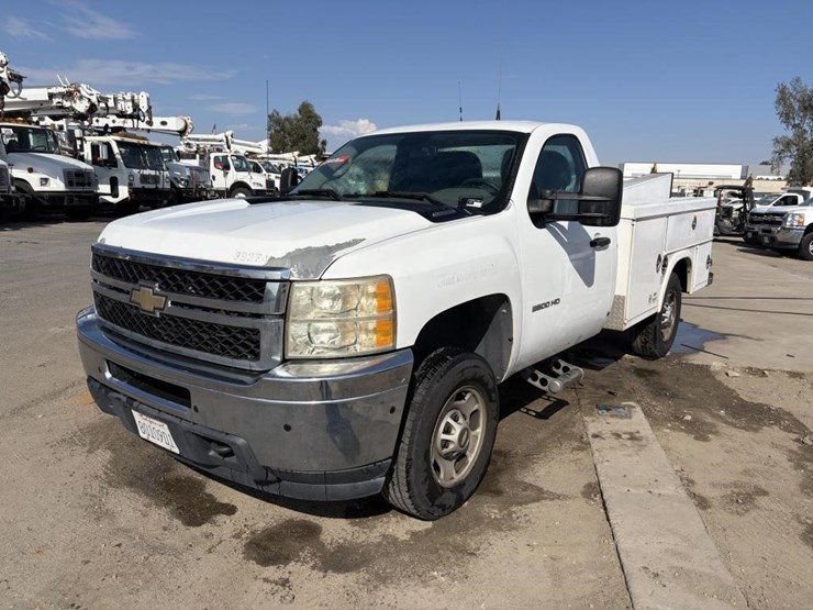 2011-chevrolet-silverado-2500-image-2