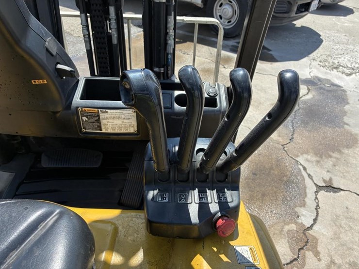 2011-yale-erp040vtn36tf082-forklift-image-16