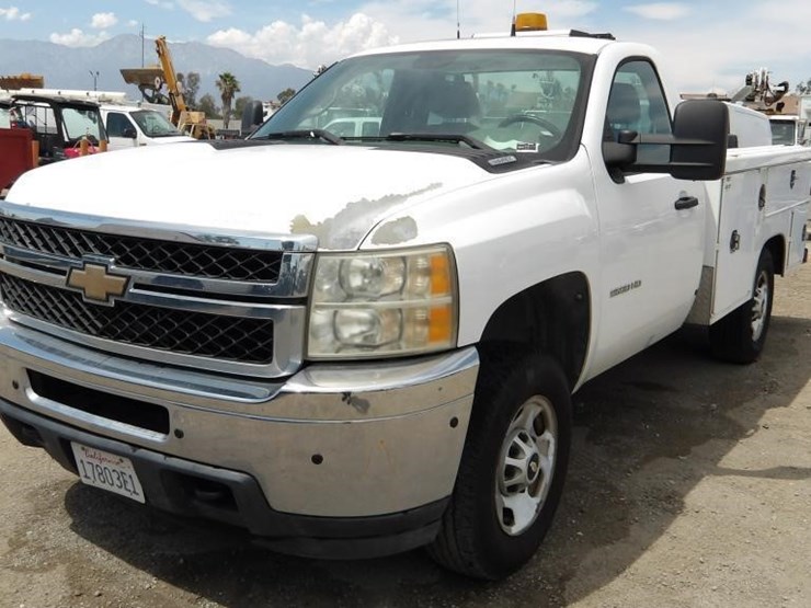 2011-chevrolet-silverado-2500-image-2