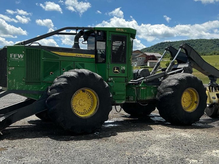 2019-deere-848l-image-1