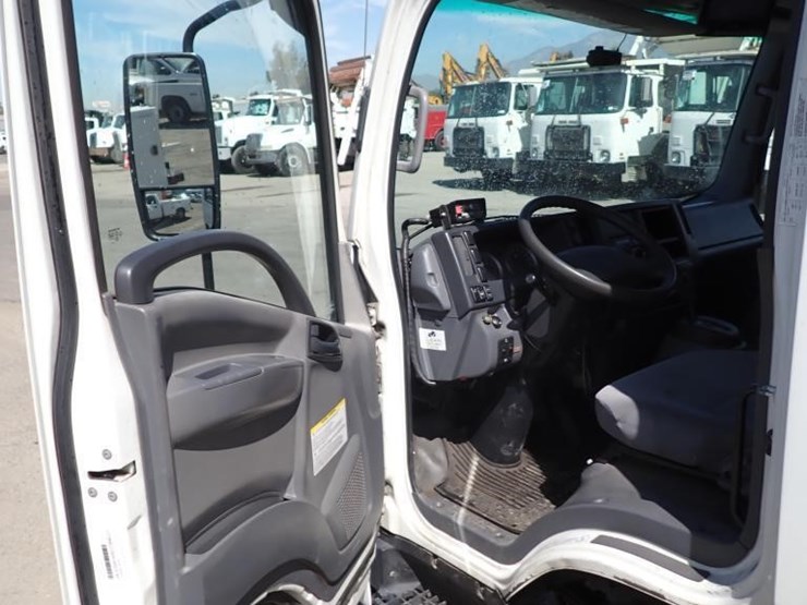 2016-isuzu-npr-image-22