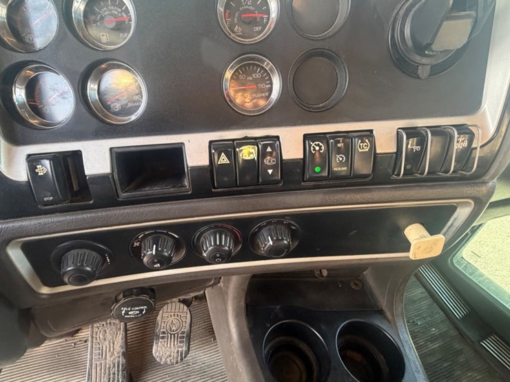 2013-kenworth-t800-image-26