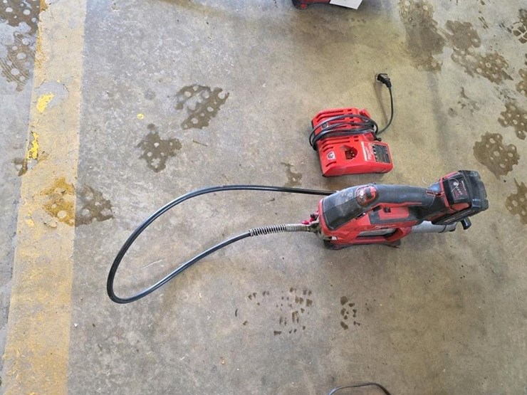#114-•-milwaukee-grease-gun-image-3