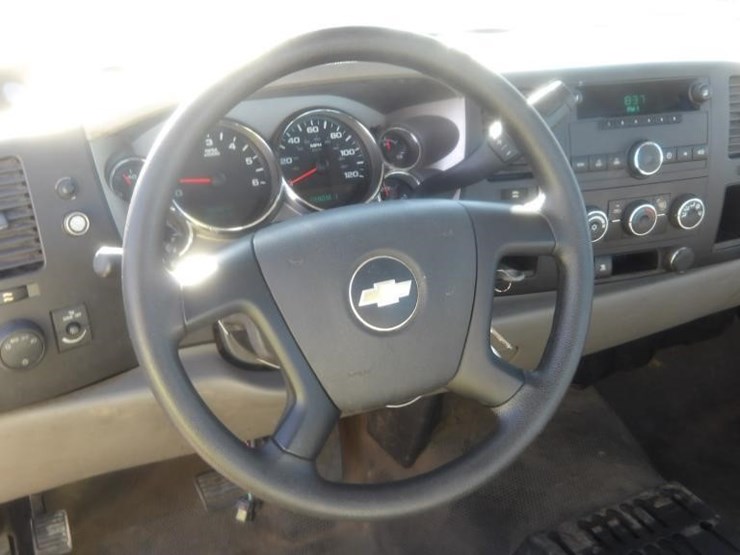 2011-chevrolet-silverado-2500-image-13