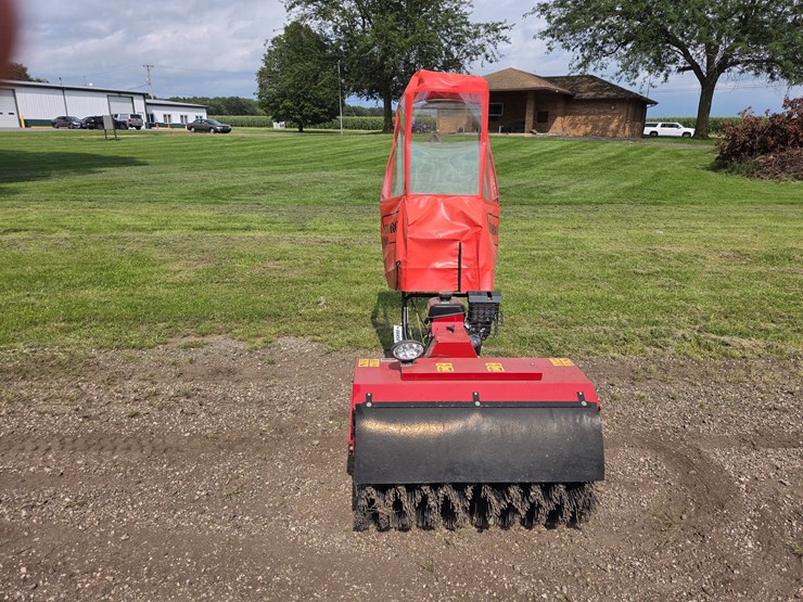 #450-•-toro-power-broom-image-8