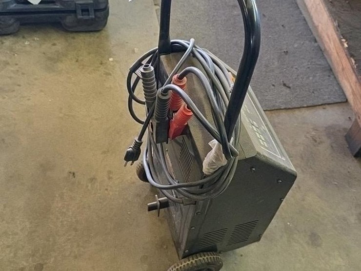 #111-•-cent-tech-6/12v-automatic-battery-charger/engine-starter-image-6