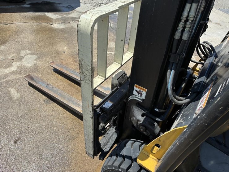 2011-yale-erp040vtn36tf082-forklift-image-8