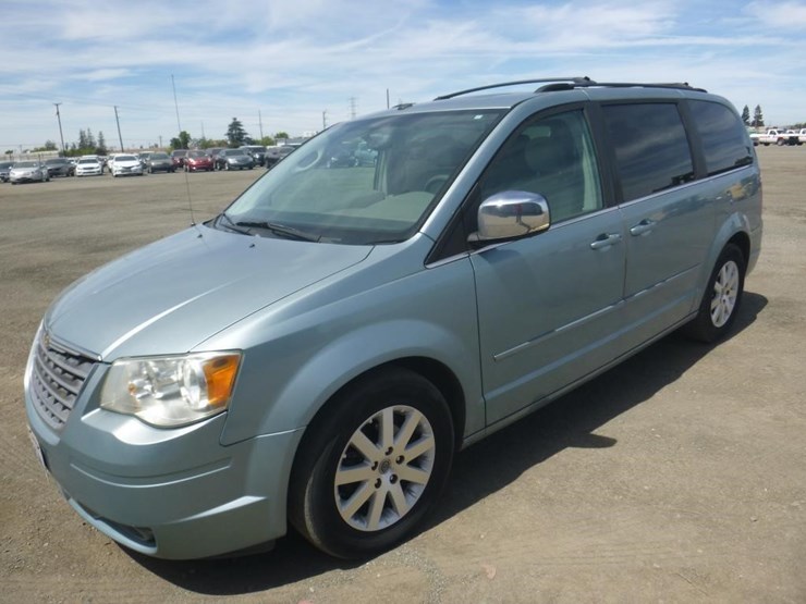 2008-chrysler-town-&-country-image-1