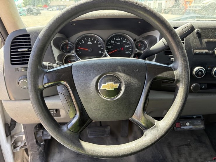2013-chevrolet-silverado-2500-image-13