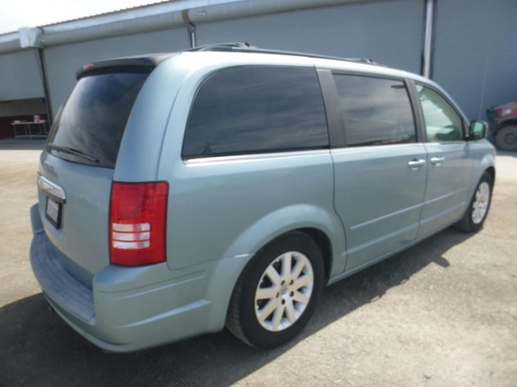 2008-chrysler-town-&-country-image-3