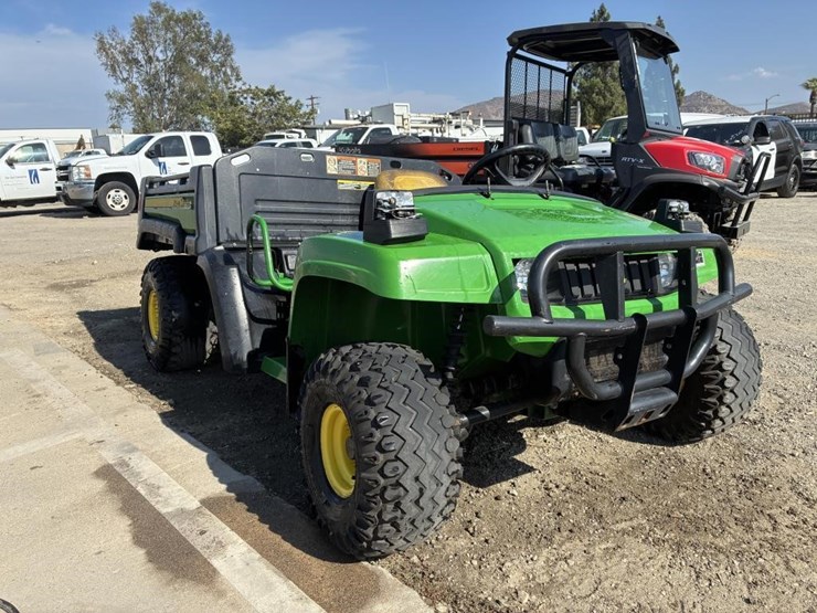 2019-john-deere-gator-image-2