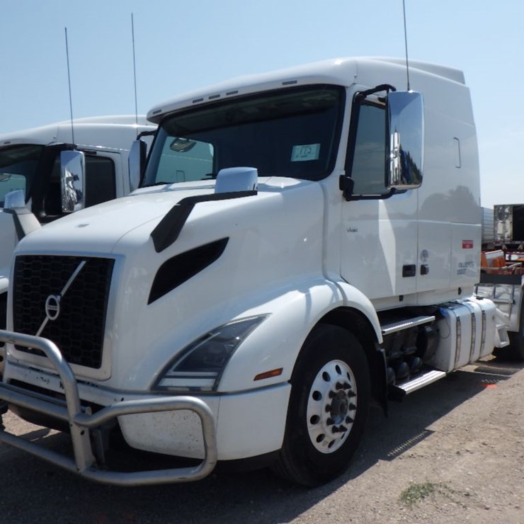 2020 VOLVO VNR640