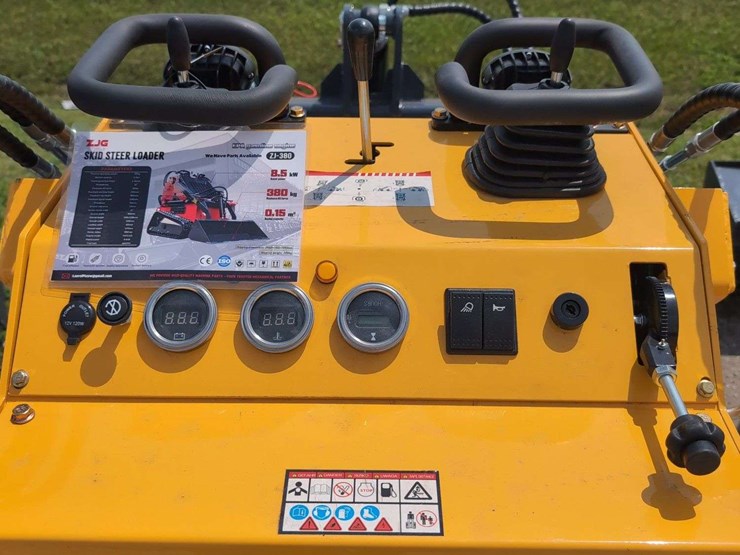 zjg-mini-skid-steer-loader-zj-380-(yellow)---15hp-image-8