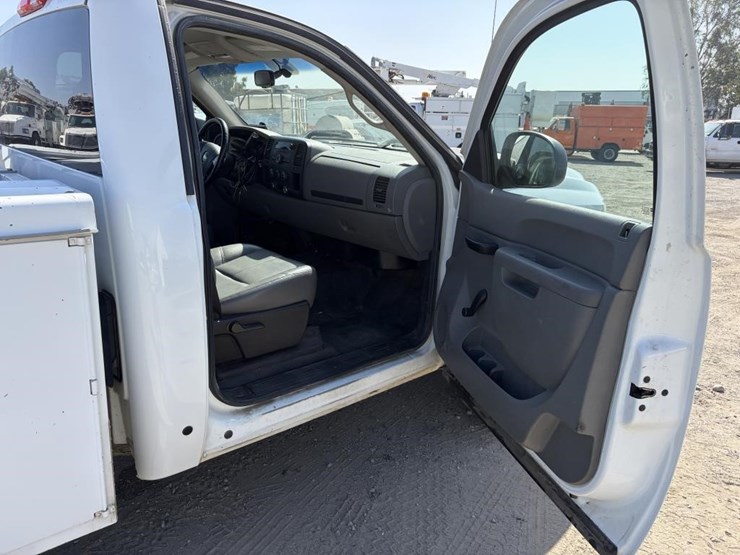 2010-chevrolet-silverado-2500-image-13