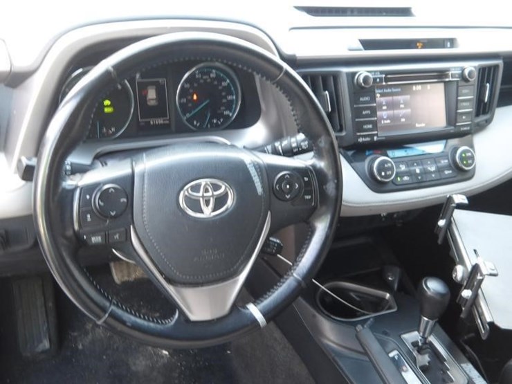 2016-toyota-rav4-image-17