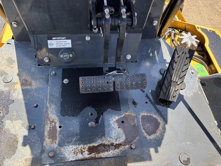 2020-deere-210l-image-50