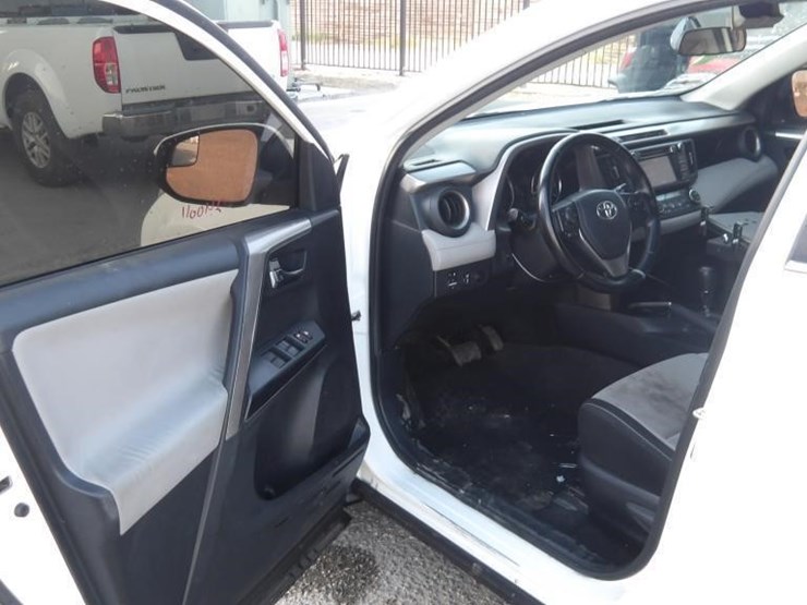 2016-toyota-rav4-image-16