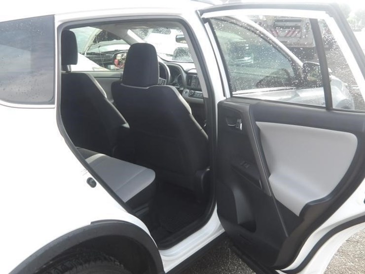 2016-toyota-rav4-image-12